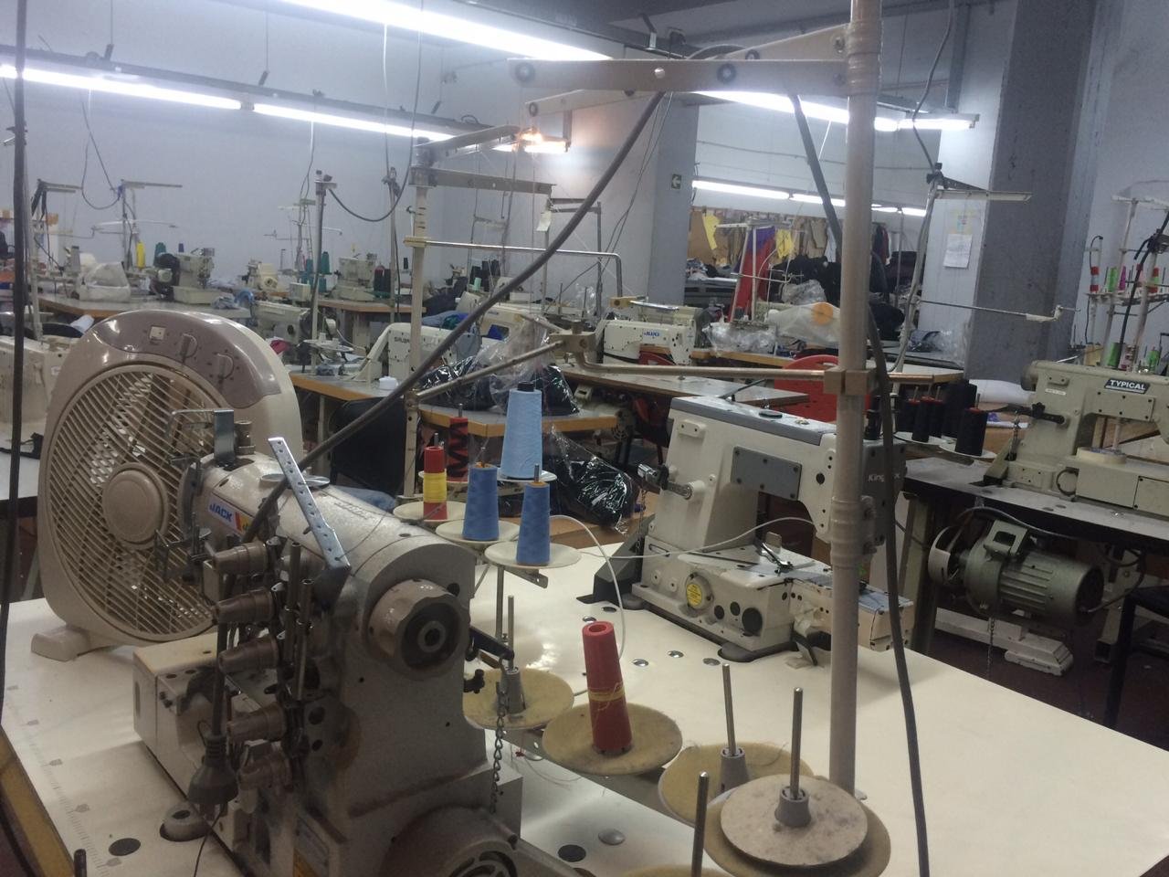 Máquina overlock en funcionamiento en el taller TYCOONTEX