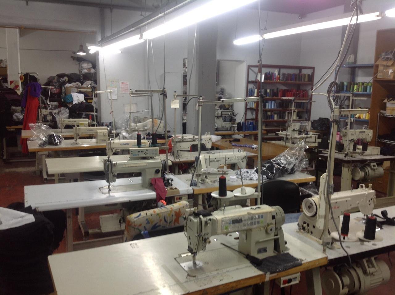 Máquinas industriales de costura en fila