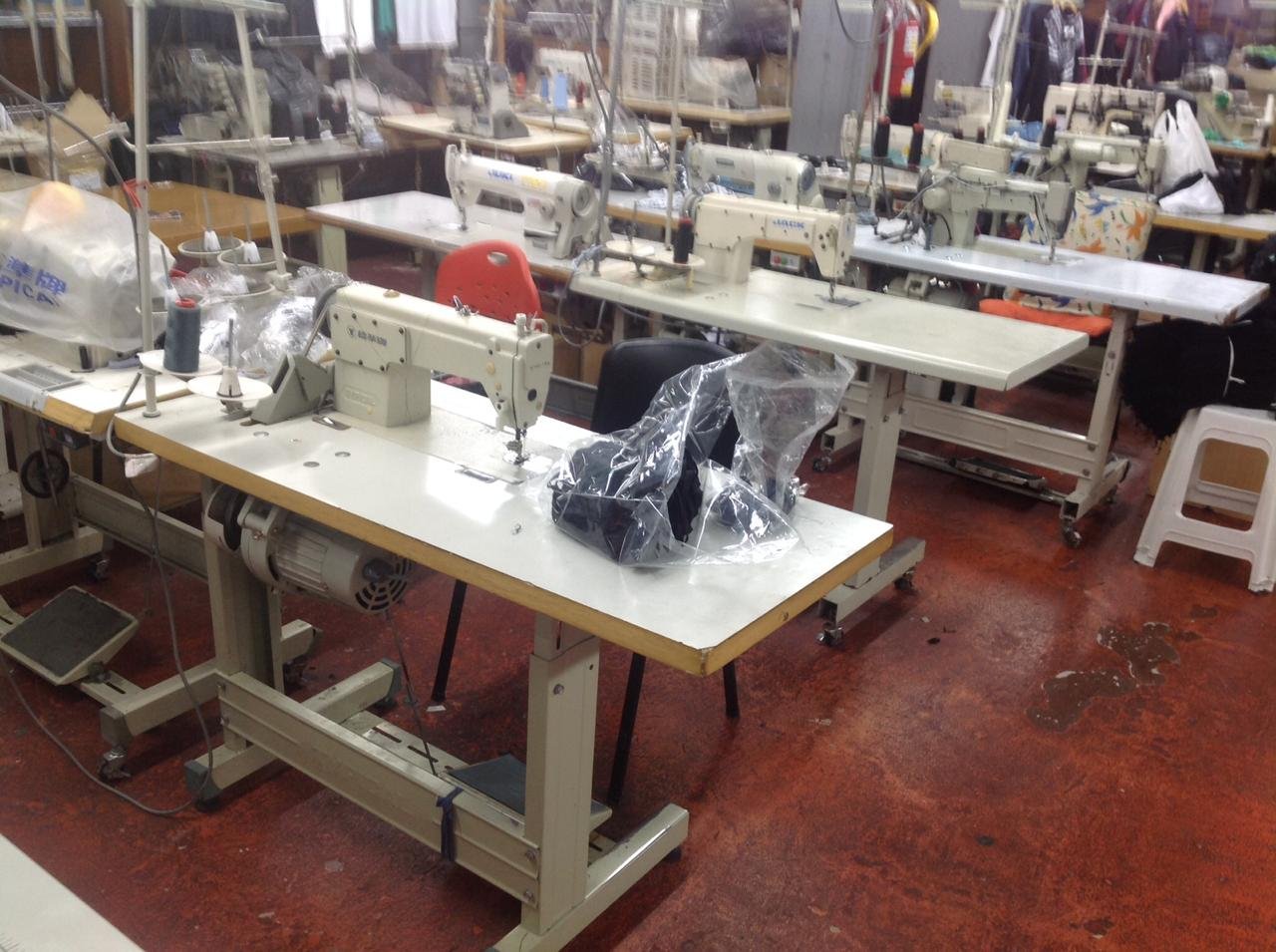 Mesas de costura industrial en el taller