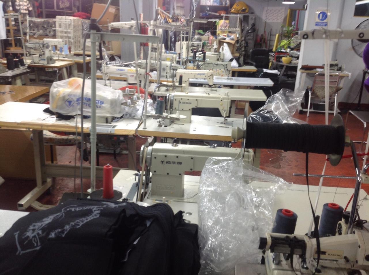Vista de la planta de producción con máquinas industriales